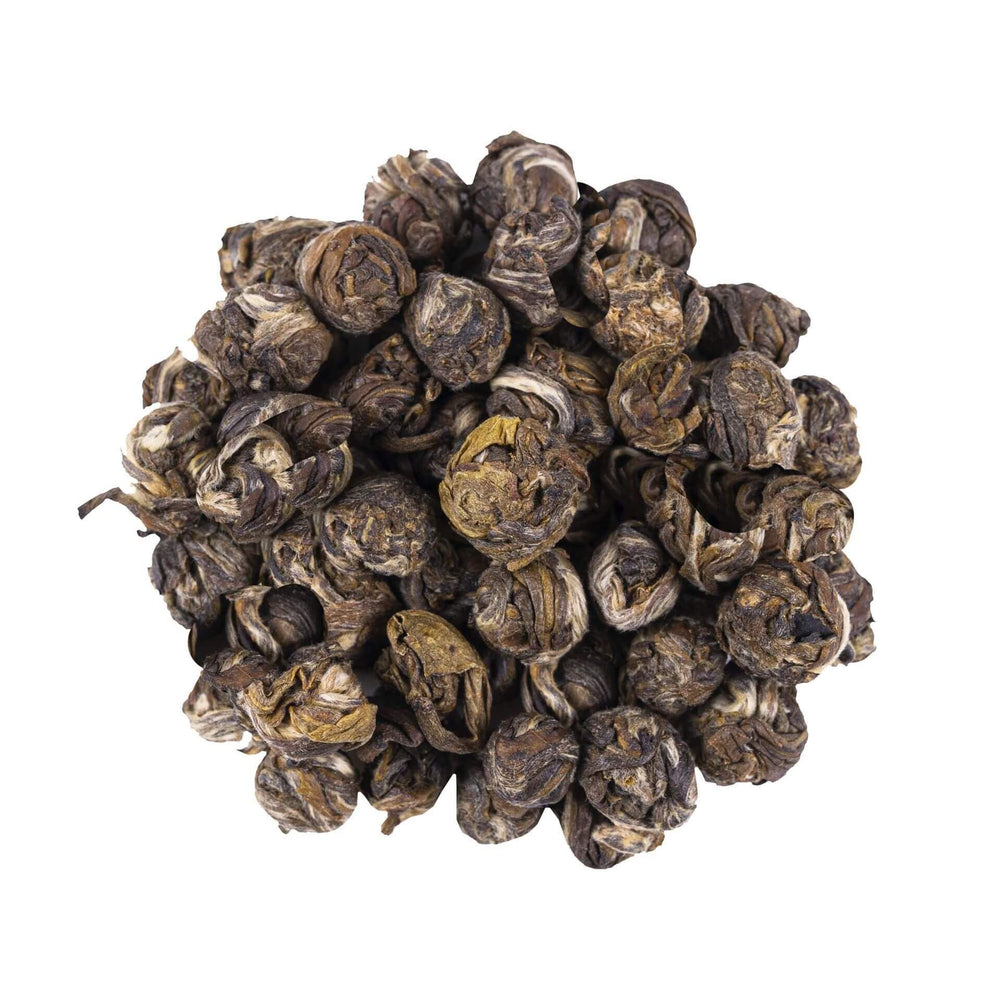 Thé vert bio Jasmin Dragon Pearls en vrac, jeunes feuilles du Fujian roulées à la main et parfumées aux fleurs fraîches de jasmin.
