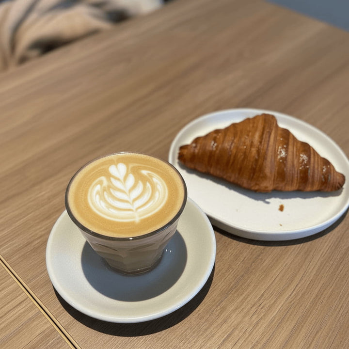 Petit déjeuneer croissant et chaï latte bio de Keia Tea Suisse.