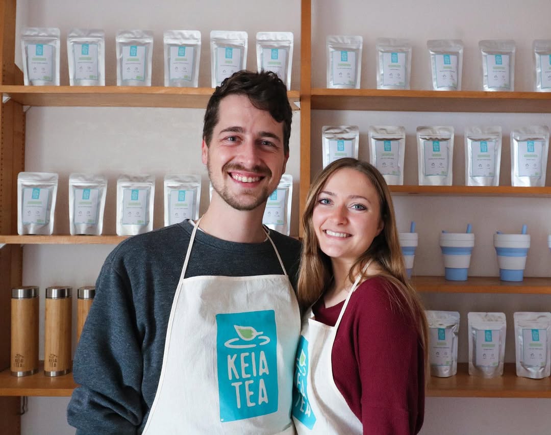 Photo de l'équipe passionnée derrière notre boutique en ligne de thé en vrac en Suisse, incarnant authenticité et qualité.