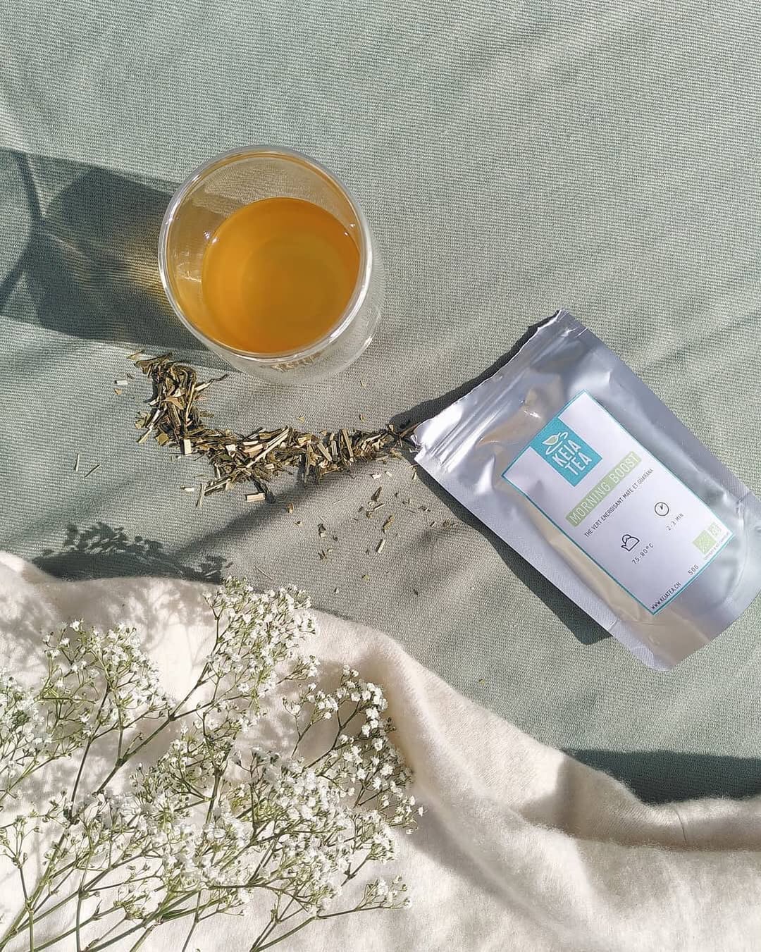 Thé en vrac présenté avec une tasse, illustrant la qualité et l'authenticité de notre sélection de thés premium en Suisse.
