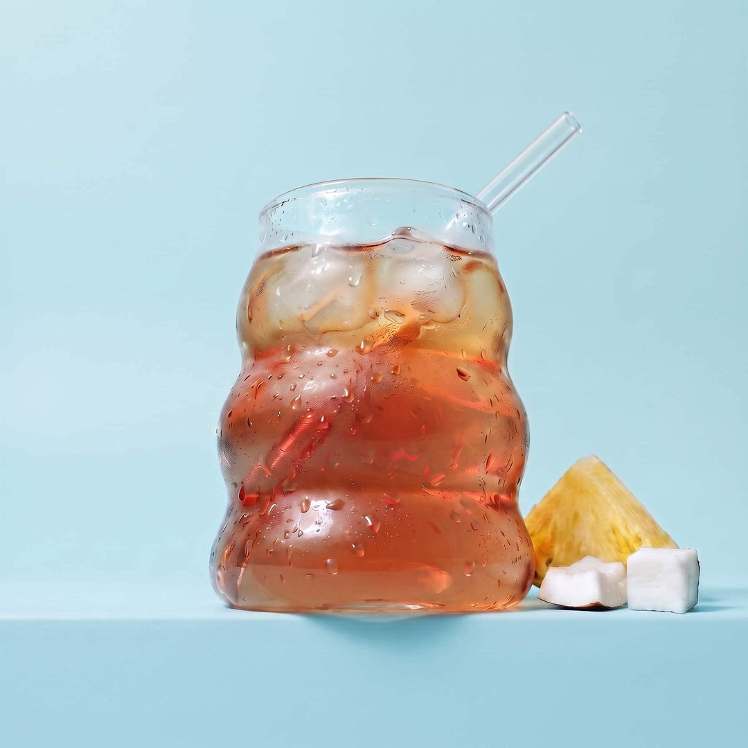 Un verre d'infusion glacée maison à la coco et ananas tropicale