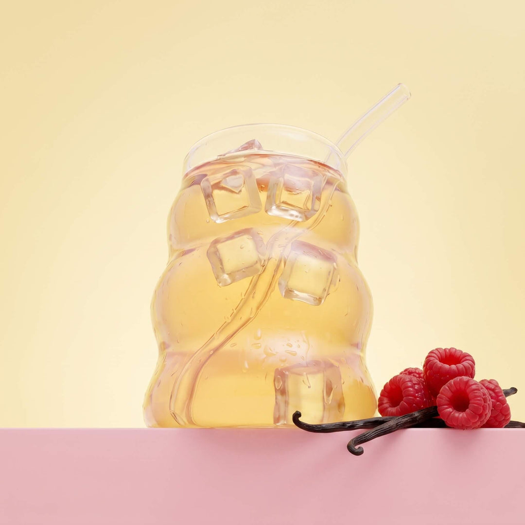 Un verre d'infusion glacée maison à la framboise et vanille