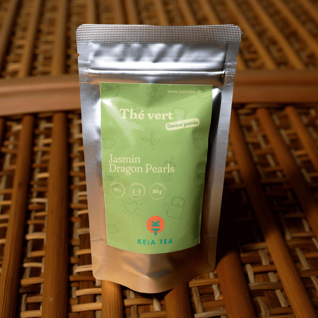 Sachet de thé vert bio Jasmin Dragon Pearls du Fujian, perles roulées à la main, parfum naturel aux fleurs de jasmin fraîches.