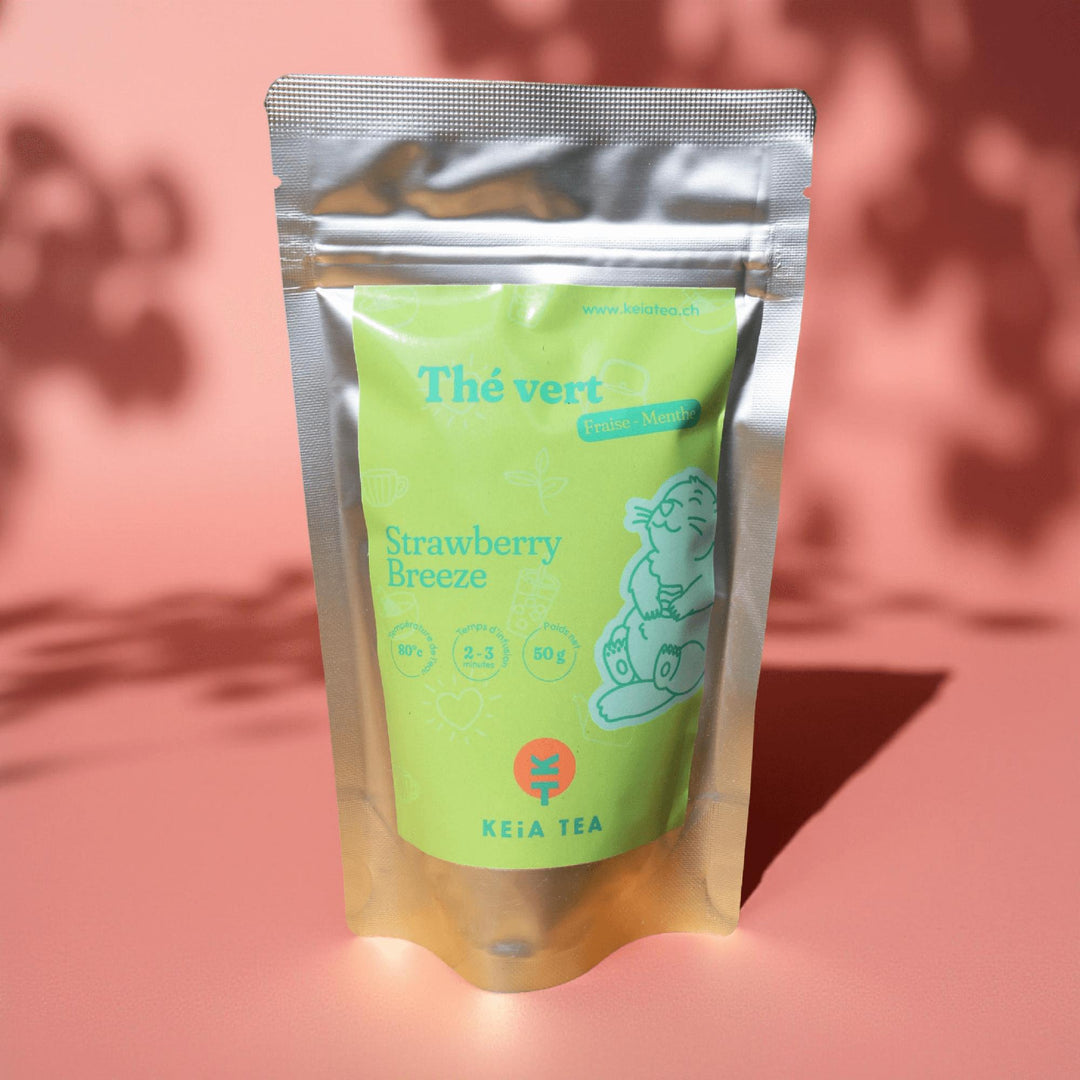 Sachet de thé vert bio Strawberry Breeze de Keia Tea, infusion fruitée à la fraise et à la menthe, produit suisse en vrac.
