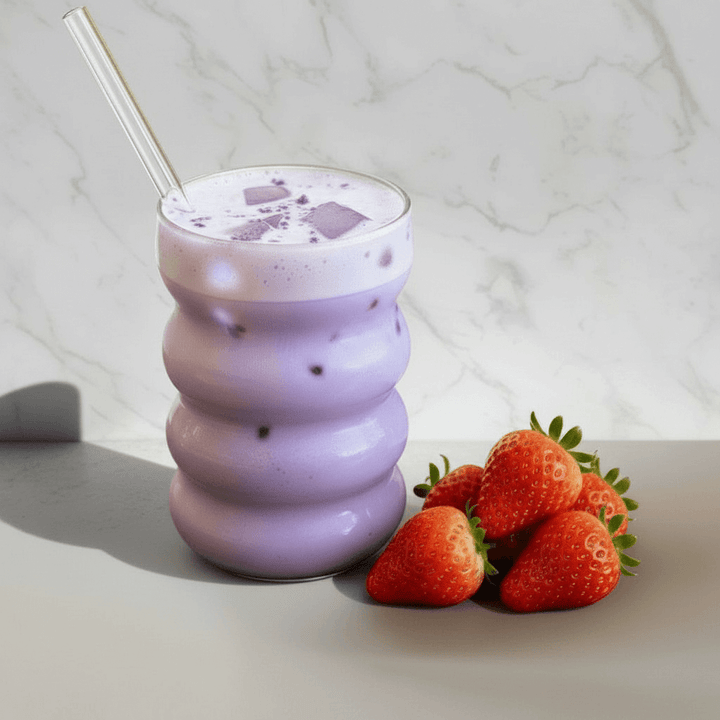 Ube latte fraise froid, boisson violette fruitée et réconfortante.