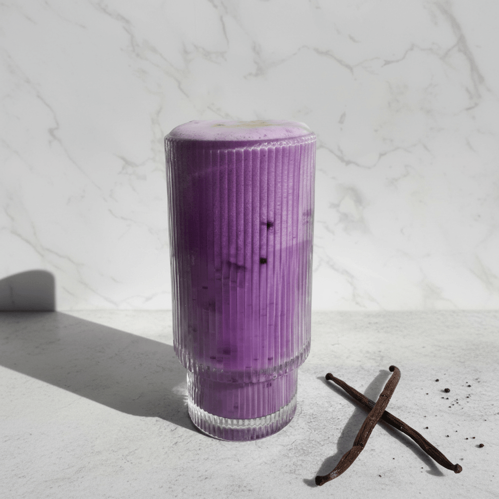 Ube latte vanille glacé, boisson violette douce et crémeuse.