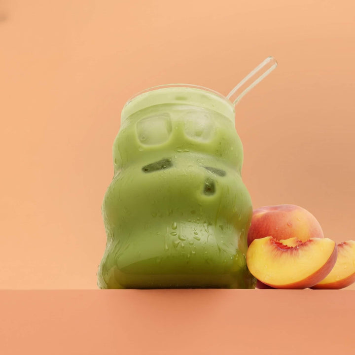 Matcha latte à la pêche fruité