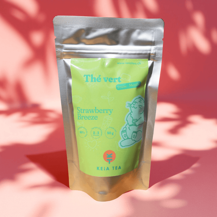 Sachet de thé vert bio Strawberry Breeze de Keia Tea, infusion fruitée à la fraise et à la menthe, produit suisse en vrac.