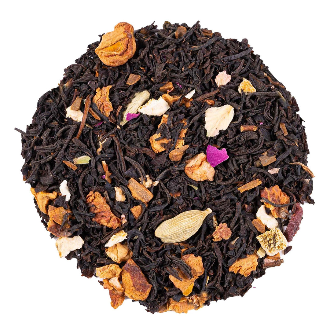 un thé noir en vrac assam et de l'écorce d'orange et des pétales de rose et de la cannelle, tout pour noël