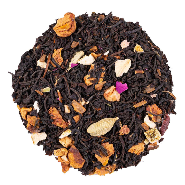 un thé noir en vrac assam et de l'écorce d'orange et des pétales de rose et de la cannelle, tout pour noël
