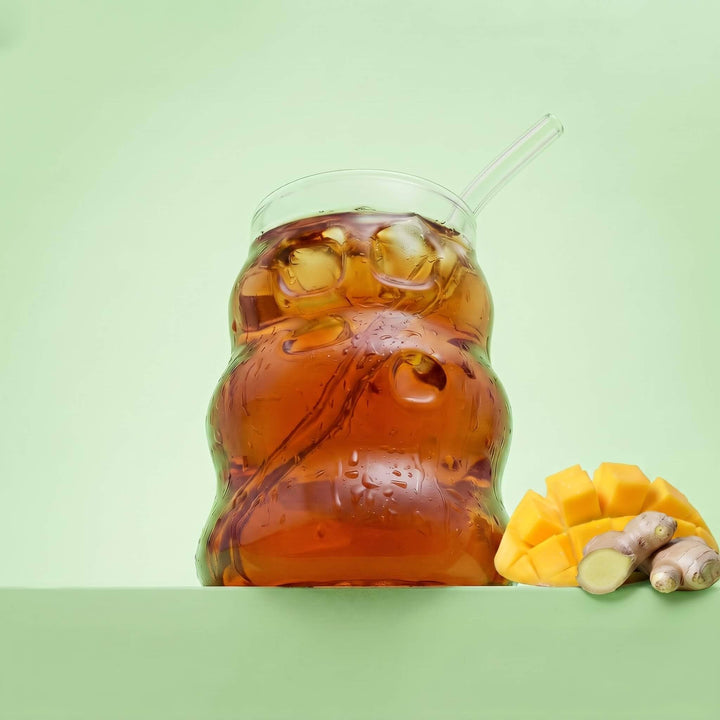 Un verre de thé noir froid maison à la mangue et au gingembre