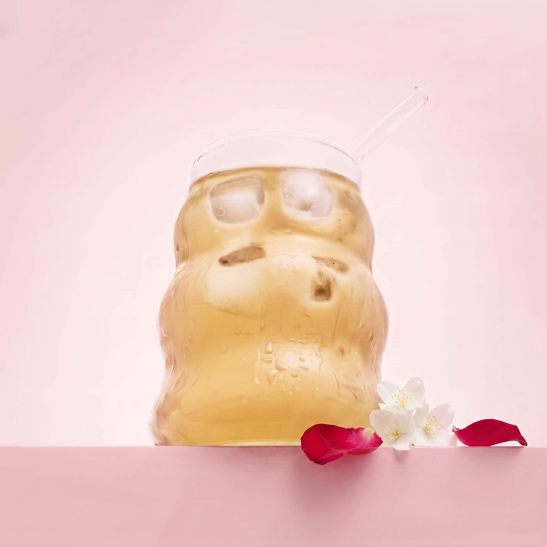 Un verre de thé vert froid maison à la rose et au jasmin
